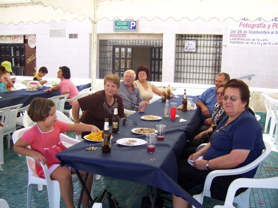 AUTORIDADES MUNICIPALES REPARTEN LA TRADICIONAL PAELLA GIGANTE A MS DE MIL PERSONAS EN LA COMIDA POPULAR QUE SE CELEBR EN LA PLAZA DE LA BALSA VIEJA