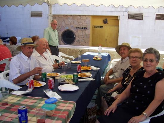 AUTORIDADES MUNICIPALES REPARTEN LA TRADICIONAL PAELLA GIGANTE A MS DE MIL PERSONAS EN LA COMIDA POPULAR QUE SE CELEBR EN LA PLAZA DE LA BALSA VIEJA