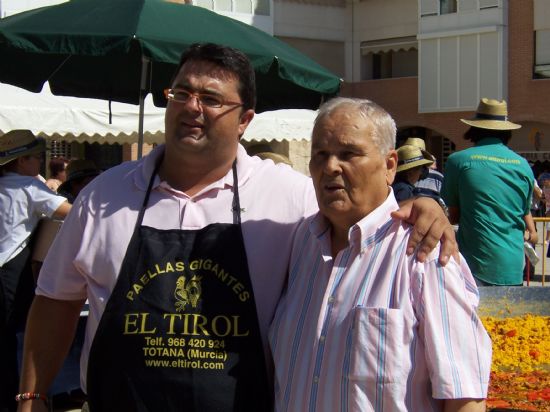 AUTORIDADES MUNICIPALES REPARTEN LA TRADICIONAL PAELLA GIGANTE A MS DE MIL PERSONAS EN LA COMIDA POPULAR QUE SE CELEBR EN LA PLAZA DE LA BALSA VIEJA