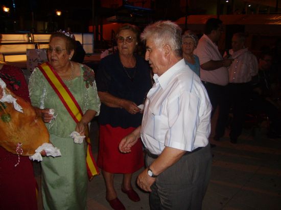 AUTORIDADES MUNICIPALES REPARTEN LA TRADICIONAL PAELLA GIGANTE A MS DE MIL PERSONAS EN LA COMIDA POPULAR QUE SE CELEBR EN LA PLAZA DE LA BALSA VIEJA