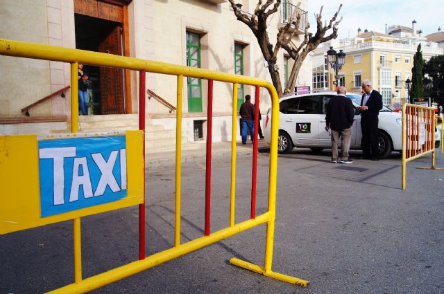 La parada municipal de taxis se traslada a la puerta del Ayuntamiento de Totana mientras se produce la instalacin y celebracin de la Feria de Da