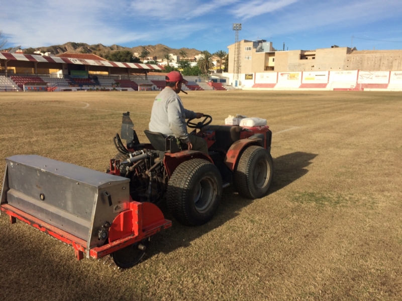 La Concejalía de Deportes acomete trabajos de resiembra del campo de fútbol del estadio municipal "Juan Cayuela" para garantizar su conservación y mantenimiento hasta el final de la temporada