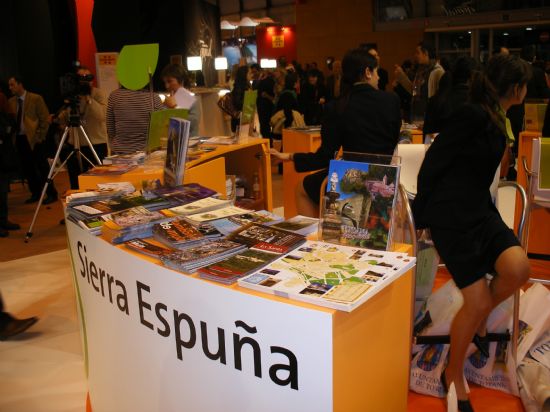 NUMEROSOS VISITANTES SE INTERESAN EN FITUR2007 POR LA OFERTA TURSTICA DEL MUNICIPIO DE TOTANA QUE SE PRESENTA EN UN EXPOSITOR PROPIO SOBRE LA ARTESANA LOCAL
