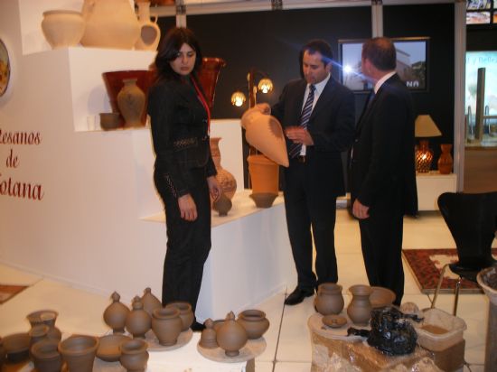 NUMEROSOS VISITANTES SE INTERESAN EN FITUR2007 POR LA OFERTA TURSTICA DEL MUNICIPIO DE TOTANA QUE SE PRESENTA EN UN EXPOSITOR PROPIO SOBRE LA ARTESANA LOCAL
