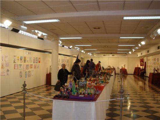 LOS USUARIOS Y PROFESIONALES DEL SERVICIO DE ESTANCIAS DIURNAS PARA ALZHEIMER (SEDA) REALIZAN UNA VISITA A LA EXPOSICIÓN "ASÍ VEN LOS NIÑOS LA SEMANA SANTA" ORGANIZADA POR EL CABILDO EN LA SALA MUNICIPAL DE EXPOSICIONES "GREGORIO CEBRIÁN"