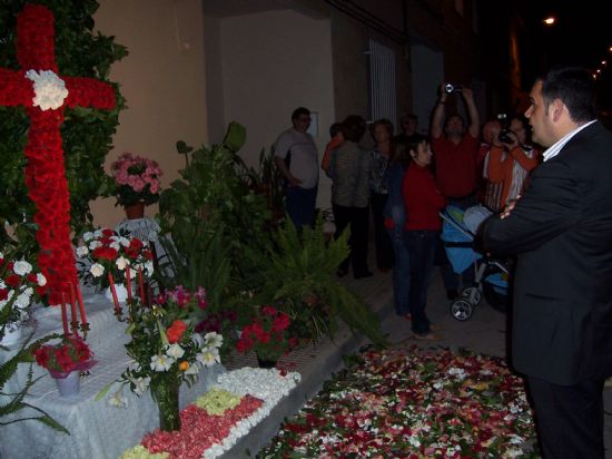 AUTORIDADES MUNICIPALES Y EL CORO SANTA CECILIA  RECIBEN AL MES DE MAYO CON COPLAS Y ORACIONES VISITANDO LOS ALTARES y CRUCES UBICADOS POR TODO EL CASCO URBANO