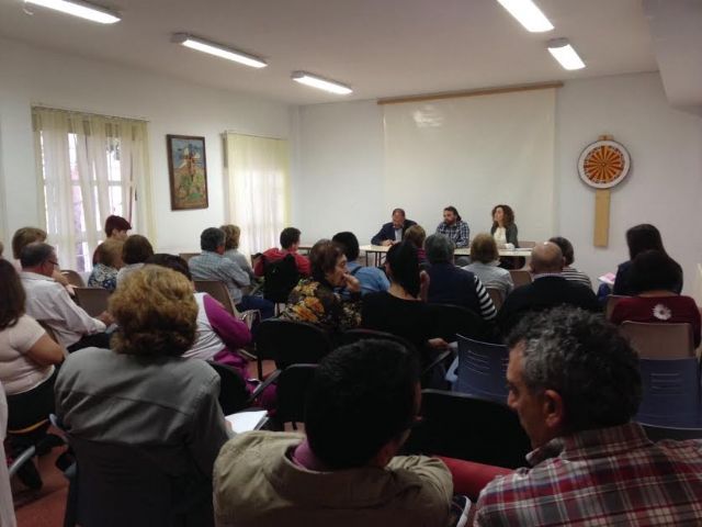 Autoridades municipales se reúnen con los familiares de los usuarios del Centro de Día "José Moyá Trilla" con el fin de evaluar y hacer un seguimiento a la prestación de los servicios