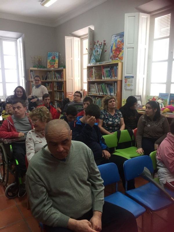 Numerosos colectivos escolares y vecinales participan en las actividades de la biblioteca Mateo Garca con motivo de la programacin del Da del Libro, celebrada durante todo el mes de abril