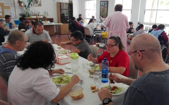 Se adjudica el contrato del servicio de comedor (catering) en los Centros de Día para Personas con Discapacidad y dos auxiliares