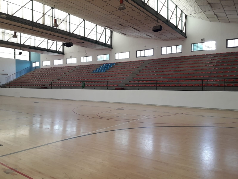La Concejalía de Obras y Servicios repinta la totalidad de las instalaciones del Pabellón de Deportes "Manolo Ibáñez", una de las infraestructuras públicas más utilizadas del municipio 