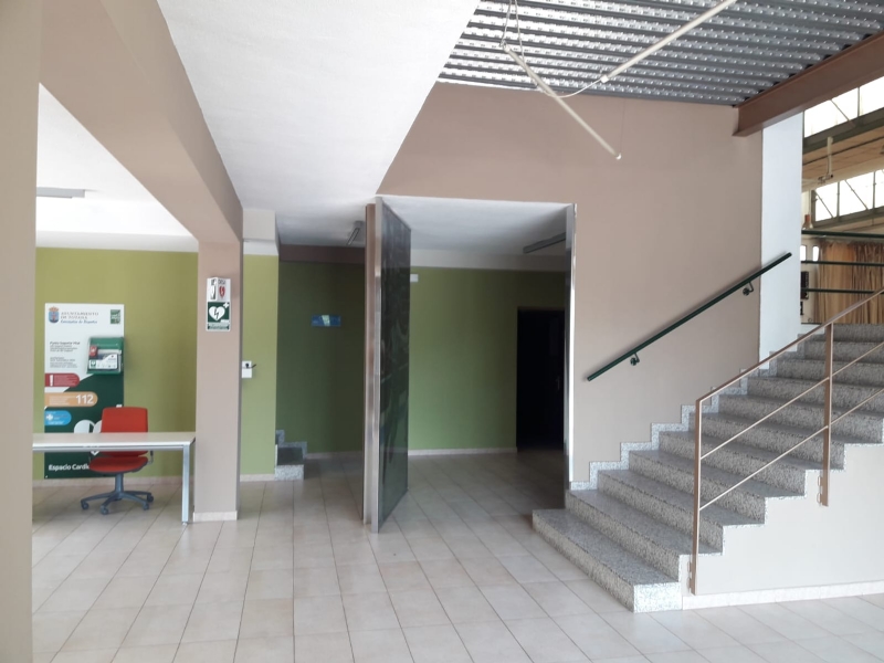 La Concejalía de Obras y Servicios repinta la totalidad de las instalaciones del Pabellón de Deportes "Manolo Ibáñez", una de las infraestructuras públicas más utilizadas del municipio 