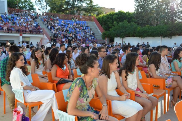 AUTORIDADES MUNICIPALES ASISTEN AL ACTO DE CLAUSURA DE SEGUNDO CURSO DE BACHILLERATO DEL IES "JUAN DE LA CIERVA" QUE SE CELEBRÓ EL PASADO VIERNES EN EL AUDITORIO DEL PARQUE MUNICIPAL 