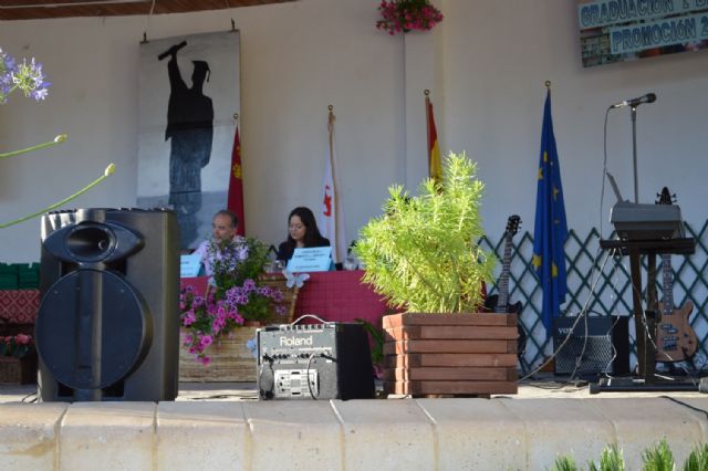 AUTORIDADES MUNICIPALES ASISTEN AL ACTO DE CLAUSURA DE SEGUNDO CURSO DE BACHILLERATO DEL IES "JUAN DE LA CIERVA" QUE SE CELEBRÓ EL PASADO VIERNES EN EL AUDITORIO DEL PARQUE MUNICIPAL 