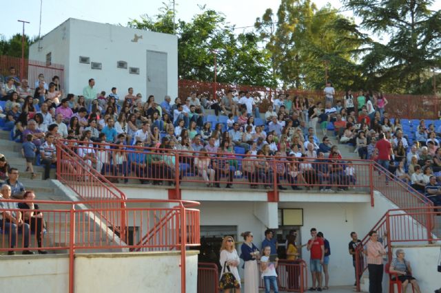 AUTORIDADES MUNICIPALES ASISTEN AL ACTO DE CLAUSURA DE SEGUNDO CURSO DE BACHILLERATO DEL IES "JUAN DE LA CIERVA" QUE SE CELEBRÓ EL PASADO VIERNES EN EL AUDITORIO DEL PARQUE MUNICIPAL 