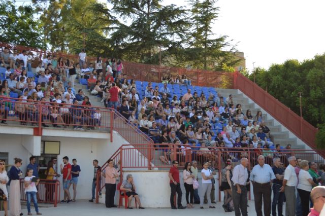 AUTORIDADES MUNICIPALES ASISTEN AL ACTO DE CLAUSURA DE SEGUNDO CURSO DE BACHILLERATO DEL IES "JUAN DE LA CIERVA" QUE SE CELEBRÓ EL PASADO VIERNES EN EL AUDITORIO DEL PARQUE MUNICIPAL 