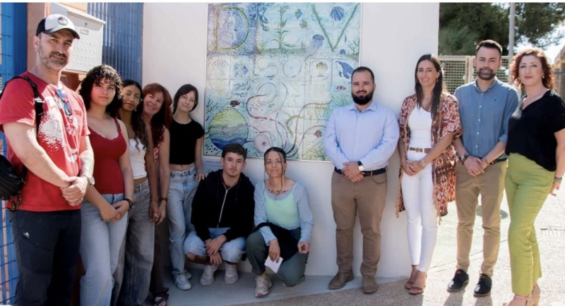 El proyecto "Cultura del Barro_Totana" extiende sus límites fuera del municipio, con el mural cerámico "Somos Diversos", en el IES Antonio Hellín de Mazarrón