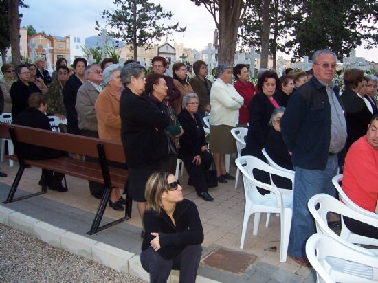AUTORIDADES MUNICIPALES ASISTEN EN EL CEMENTERIO MUNICIPAL A LA TRADICIONAL MISA DE �NIMAS Y LA BENDICI�N DEL MONOLITO PARA IDENTIFICAR LA SEPULTURA DE LOS HERMANOS COFRADES DE LA SANGRE DE CRISTO Y LA SOLEDAD DE NUESTRA SE�ORA 