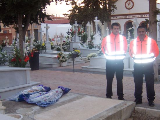 AUTORIDADES MUNICIPALES ASISTEN EN EL CEMENTERIO MUNICIPAL A LA TRADICIONAL MISA DE �NIMAS Y LA BENDICI�N DEL MONOLITO PARA IDENTIFICAR LA SEPULTURA DE LOS HERMANOS COFRADES DE LA SANGRE DE CRISTO Y LA SOLEDAD DE NUESTRA SE�ORA 