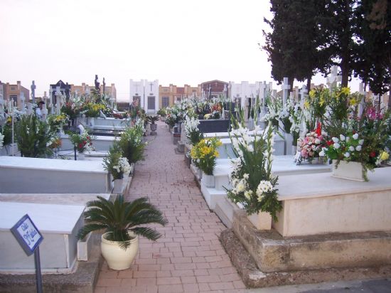 AUTORIDADES MUNICIPALES ASISTEN EN EL CEMENTERIO MUNICIPAL A LA TRADICIONAL MISA DE �NIMAS Y LA BENDICI�N DEL MONOLITO PARA IDENTIFICAR LA SEPULTURA DE LOS HERMANOS COFRADES DE LA SANGRE DE CRISTO Y LA SOLEDAD DE NUESTRA SE�ORA 