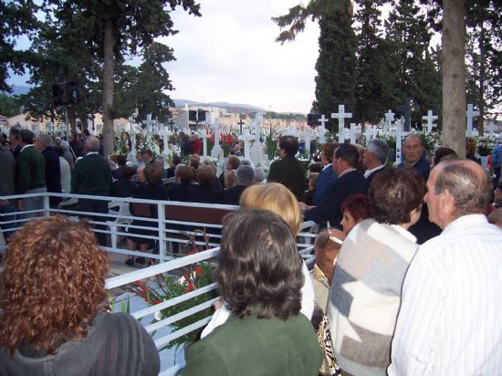 AUTORIDADES MUNICIPALES ASISTEN EN EL CEMENTERIO MUNICIPAL A LA TRADICIONAL MISA DE �NIMAS Y LA BENDICI�N DEL MONOLITO PARA IDENTIFICAR LA SEPULTURA DE LOS HERMANOS COFRADES DE LA SANGRE DE CRISTO Y LA SOLEDAD DE NUESTRA SE�ORA 