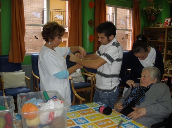 LOS USUARIOS DE LOS CENTROS DE DÍA DE PERSONAS MAYORES DEPENDIENTES CELEBRAN HALLOWEEN CON LA ORGANIZACIÓN DE TALLERES