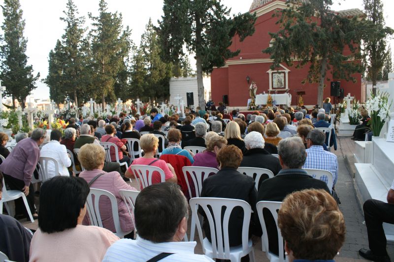 La tradicional Misa de nimas congrega a varios centenares de personas en el Cementerio Municipal 