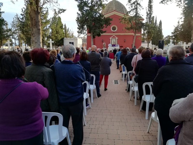 Centenares de personas asisten a la tradicional Misa de Difuntos, en el Da de las nimas, en el Cementerio Municipal Nuestra Seora del Carmen