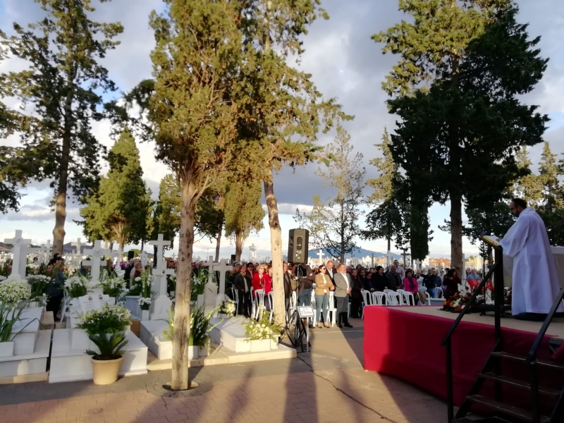 Centenares de personas asisten a la tradicional Misa de Difuntos, en el Da de las nimas, en el Cementerio Municipal Nuestra Seora del Carmen
