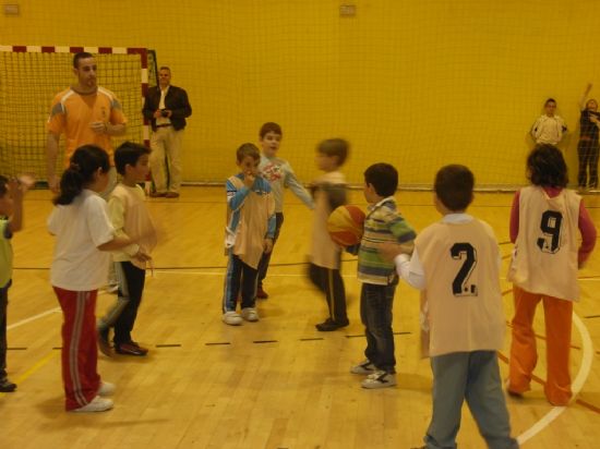 LA CONCEJALÍA DE DEPORTES ORGANIZA UNA JORNADA DE BALONCESTO PREBENJAMÍN, ENMARCADA EN LOS JUEGOS ESCOLARES DEL PROGRAMA DE DEPORTE ESCOLAR, CON LA PARTICIPACIÓN DE LOS CENTROS DE ENSEÑANZA DE PRIMARIA