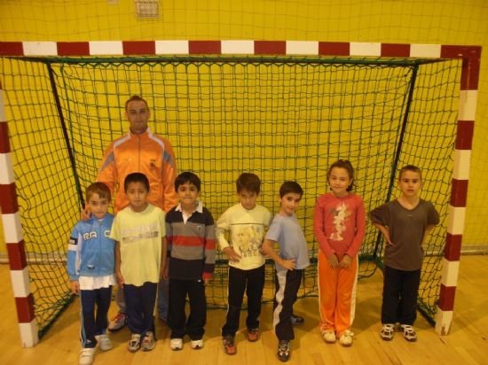 LA CONCEJALÍA DE DEPORTES ORGANIZA UNA JORNADA DE BALONCESTO PREBENJAMÍN, ENMARCADA EN LOS JUEGOS ESCOLARES DEL PROGRAMA DE DEPORTE ESCOLAR, CON LA PARTICIPACIÓN DE LOS CENTROS DE ENSEÑANZA DE PRIMARIA