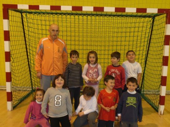 LA CONCEJALÍA DE DEPORTES ORGANIZA UNA JORNADA DE BALONCESTO PREBENJAMÍN, ENMARCADA EN LOS JUEGOS ESCOLARES DEL PROGRAMA DE DEPORTE ESCOLAR, CON LA PARTICIPACIÓN DE LOS CENTROS DE ENSEÑANZA DE PRIMARIA