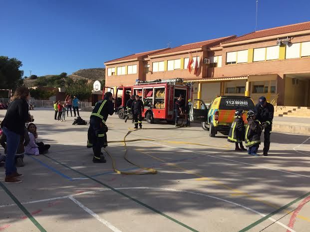 Protección Civil ofrece unas sesiones teóricas sobre primeros auxilios ante accidentes domésticos a los alumnos de los colegios "San José" y "La Cruz"