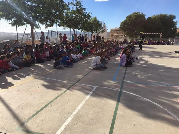 Protección Civil ofrece unas sesiones teóricas sobre primeros auxilios ante accidentes domésticos a los alumnos de los colegios "San José" y "La Cruz"