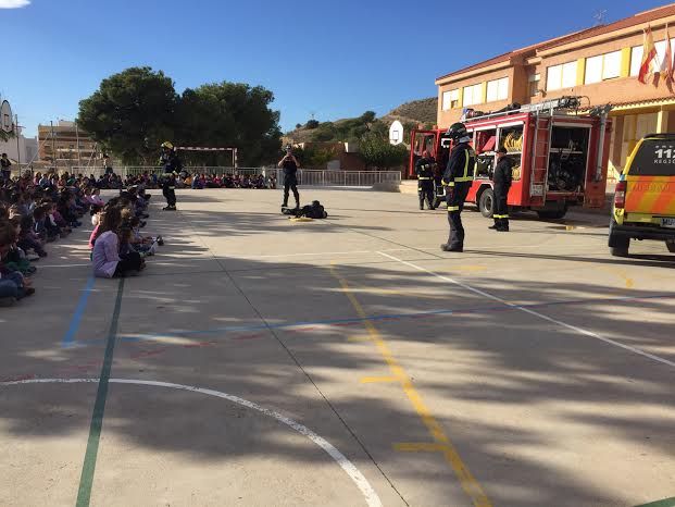 Protección Civil ofrece unas sesiones teóricas sobre primeros auxilios ante accidentes domésticos a los alumnos de los colegios "San José" y "La Cruz"