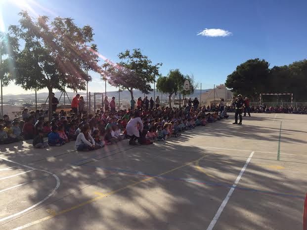 Protección Civil ofrece unas sesiones teóricas sobre primeros auxilios ante accidentes domésticos a los alumnos de los colegios "San José" y "La Cruz"