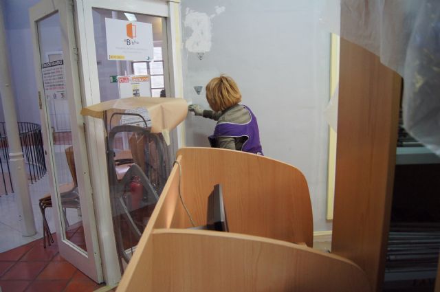 Prosiguen las obras de adecuación de la biblioteca municipal, la sala de estudio y el hall del edificio del Centro Sociocultural "La Cárcel"