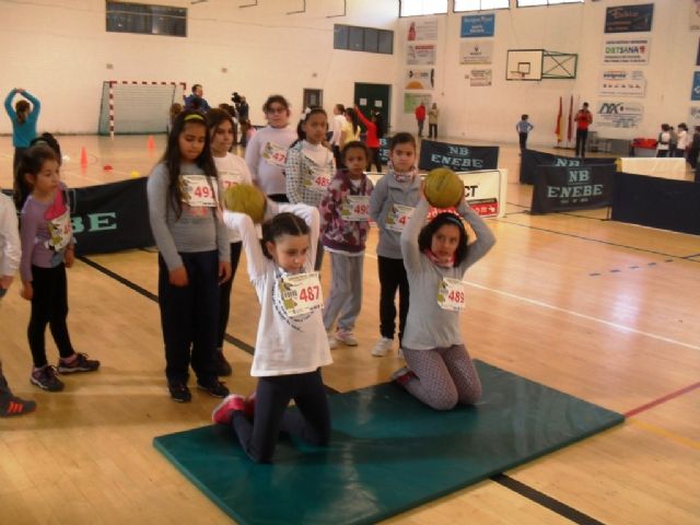 La Concejalía de Deportes organizó la Fase Local de "Jugando al atletismo" de Deporte Escolar, que contó con la participación de 71 escolares de los diferentes centros de enseñanza 