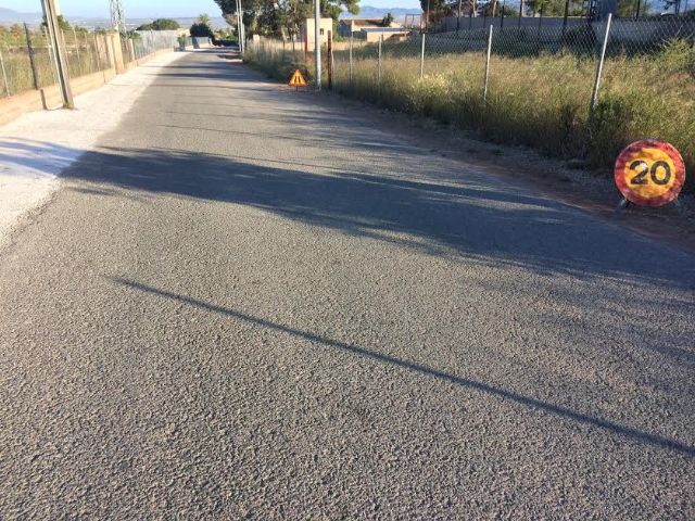 Continan las obras de acondicionamiento de los mrgenes del Camino del Polideportivo para mejorar la seguridad de conductores y viandantes
