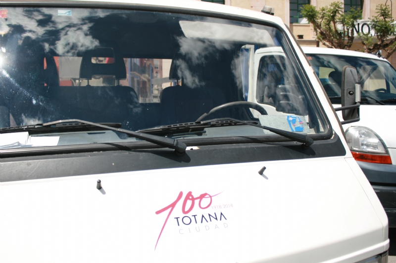 VDEO. Se coloca la imagen corporativa del Centenario de la Ciudad en seis taxis y 35 vehculos municipales para promocionar este evento histrico y cultural