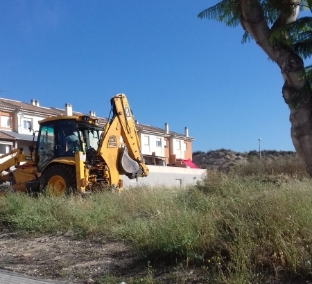 El Ayuntamiento est ejecutando la limpieza de solares municipales en el casco urbano y la pedana de El Paretn-Cantareros