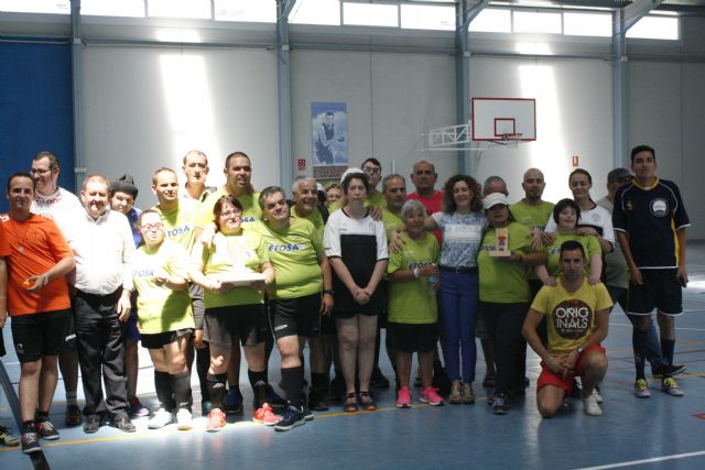 Usuarios de centros con discapacidad intelectual de la Región celebran una jornada deportiva en Totana disputando una competición de fútbol sala y diferentes concursos
