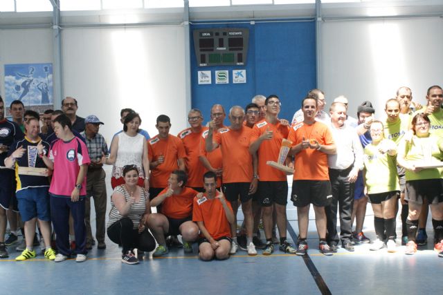 Usuarios de centros con discapacidad intelectual de la Región celebran una jornada deportiva en Totana disputando una competición de fútbol sala y diferentes concursos