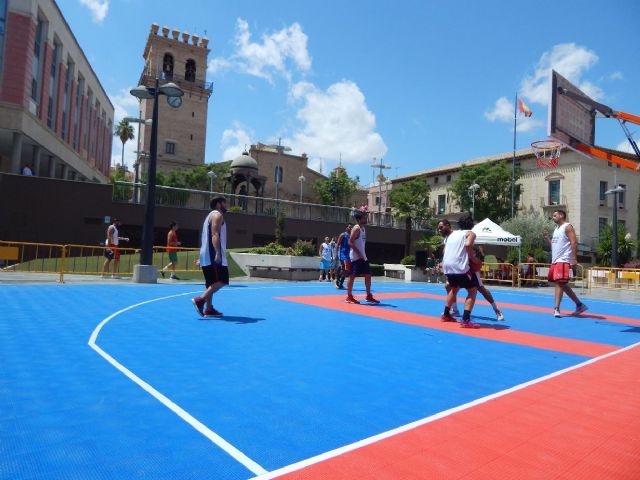 Once equipos participaron el sbado en el I Torneo 3x3 de Baloncesto que se celebr en la plaza Balsa Vieja con un gran ambiente deportivo