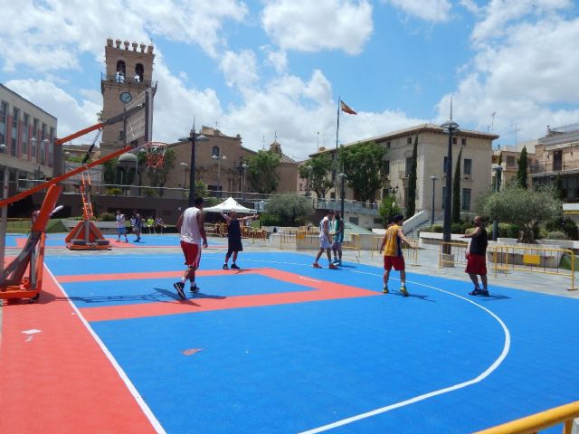 Once equipos participaron el sbado en el I Torneo 3x3 de Baloncesto que se celebr en la plaza Balsa Vieja con un gran ambiente deportivo