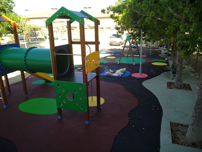 Finalizan las obras de sustitucin del pavimento de caucho de la zona de juegos infantiles del parque Tierno Galvn, que se abre a los usuarios a partir del prximo lunes 6 de agosto