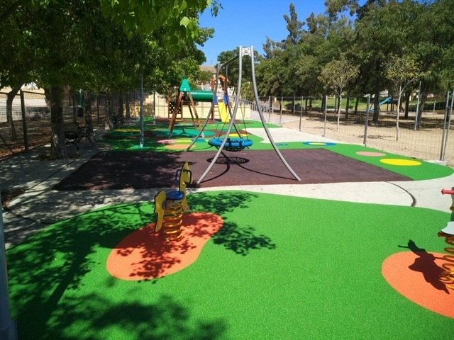 Finalizan las obras de sustitucin del pavimento de caucho de la zona de juegos infantiles del parque Tierno Galvn, que se abre a los usuarios a partir del prximo lunes 6 de agosto
