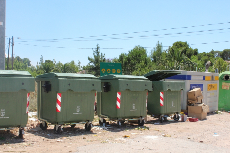 La Concejala de Medio Ambiente insta a los ciudadanos a realizar un uso adecuado de los contenedores en las zonas de los Huertos y las pedanas en verano