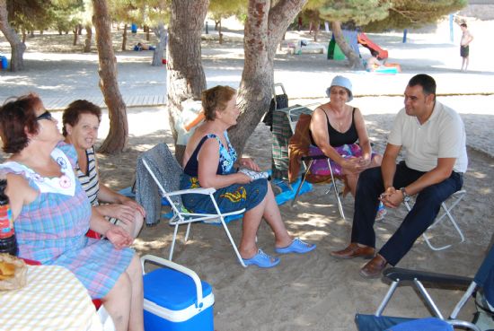 CASI 800 PERSONAS MAYORES HAN PARTICIPADO EN EL PROGRAMA DE VIAJES "ìVENTE A LA PLAYA!" ORGANIZADO POR LA CONCEJALÍA DE BIENESTAR SOCIAL DURANTE LOS MESES DE VERANO QUE SE HA CLAUSURADO HOY CON LA VISITA DEL ALCALDE 