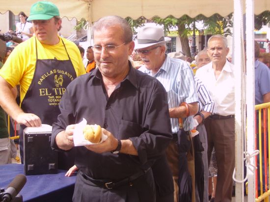 TOTANA ACOGE LA ELABORACIN DE UNA TORTILLA GIGANTE DE 350 KILOS PARA 2.000 PERSONAS A TRAVS DE LA GRABACIN DEL PROGRAMA TELEVISIVO COCINA A LO BESTIA DE LA CADENA CUATRO