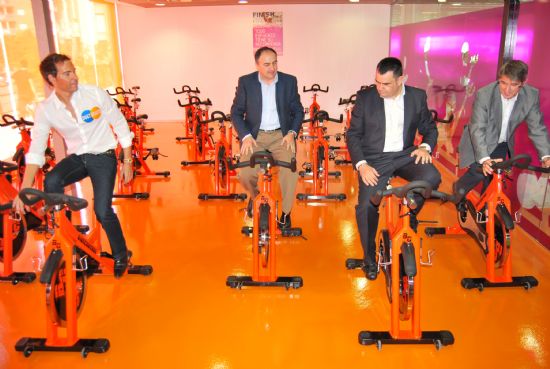AUTORIDADES MUNICIPALES Y EL CAMPEÓN DEL MUNDO DE NATACIÓN, DAVID MECA, INAGURAN EL NUEVO CENTRO MUNICIPAL DE DEPORTE Y SALUD QUE INTEGRA DEPORTES ACUÁTICOS, DIRIGIDOS, FITNESS, SPA Y PISTAS DE PÁDEL, ENTRE OTRAS ACTIVIDADES